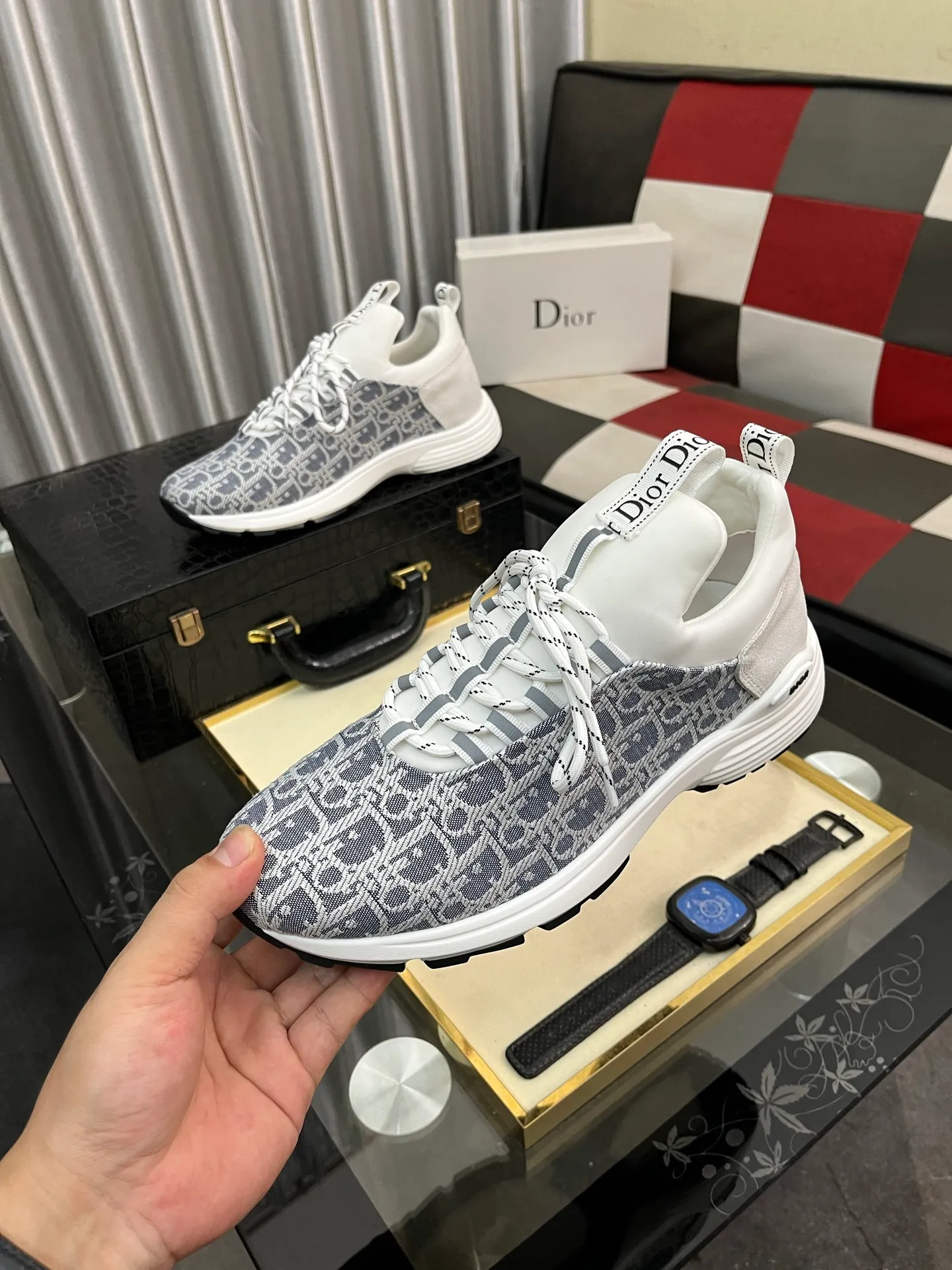 Men's Men's Shoes💰440⌚️⌚️ Dior's casual and sporty style combines the elements of dad's bag-soled shoes, successfully breaking through the dad shoe style that has been on the streets in recent years, and becoming a beautiful landscape in luxury goods. The fabric is high mercerized with breathable mesh, and the mesh on both sides of the shoe is made of three layers of composite technology. The bottom process uses package molding fabrics: imported high mercerized 🐂 cowhide stitching with original customized D-shaped mesh code number: 38-443️⃣Colors available